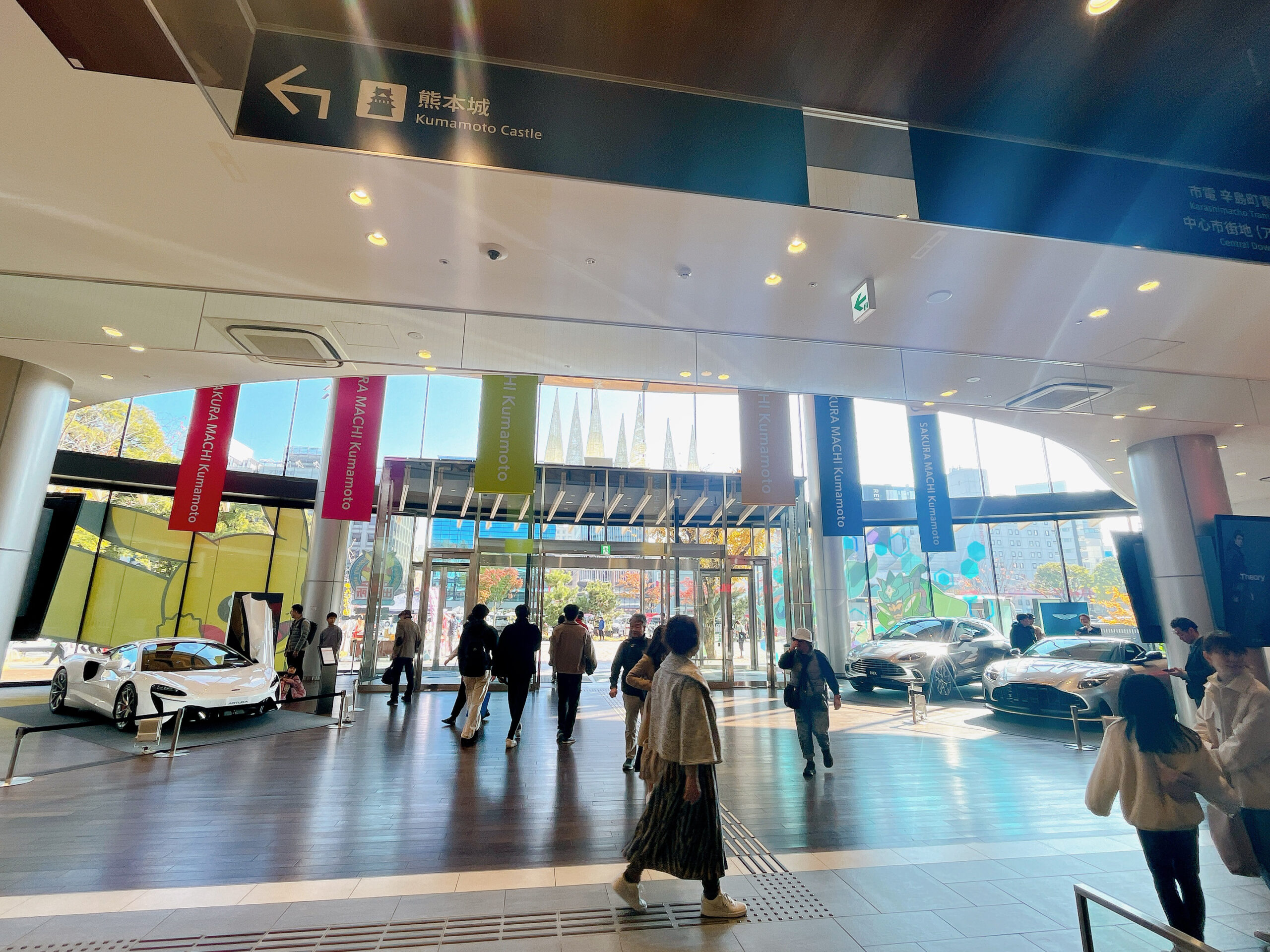 1Fメインエントランス車両展示風景